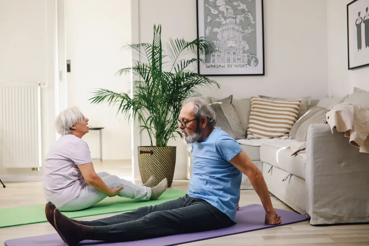 Ein älteres Paar bespricht die Einrichtung in einem Wohnzimmer