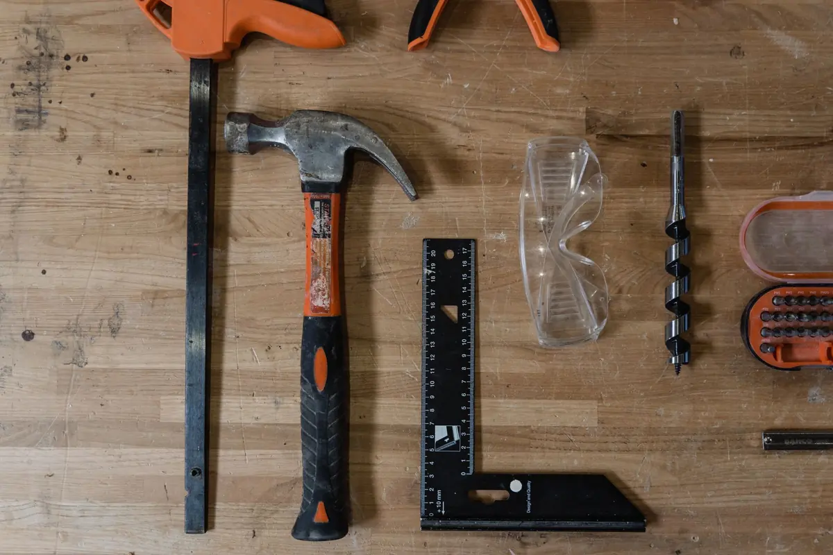 Hammer, Winkel und Maßstab liegen für den Möbelabbau bereit