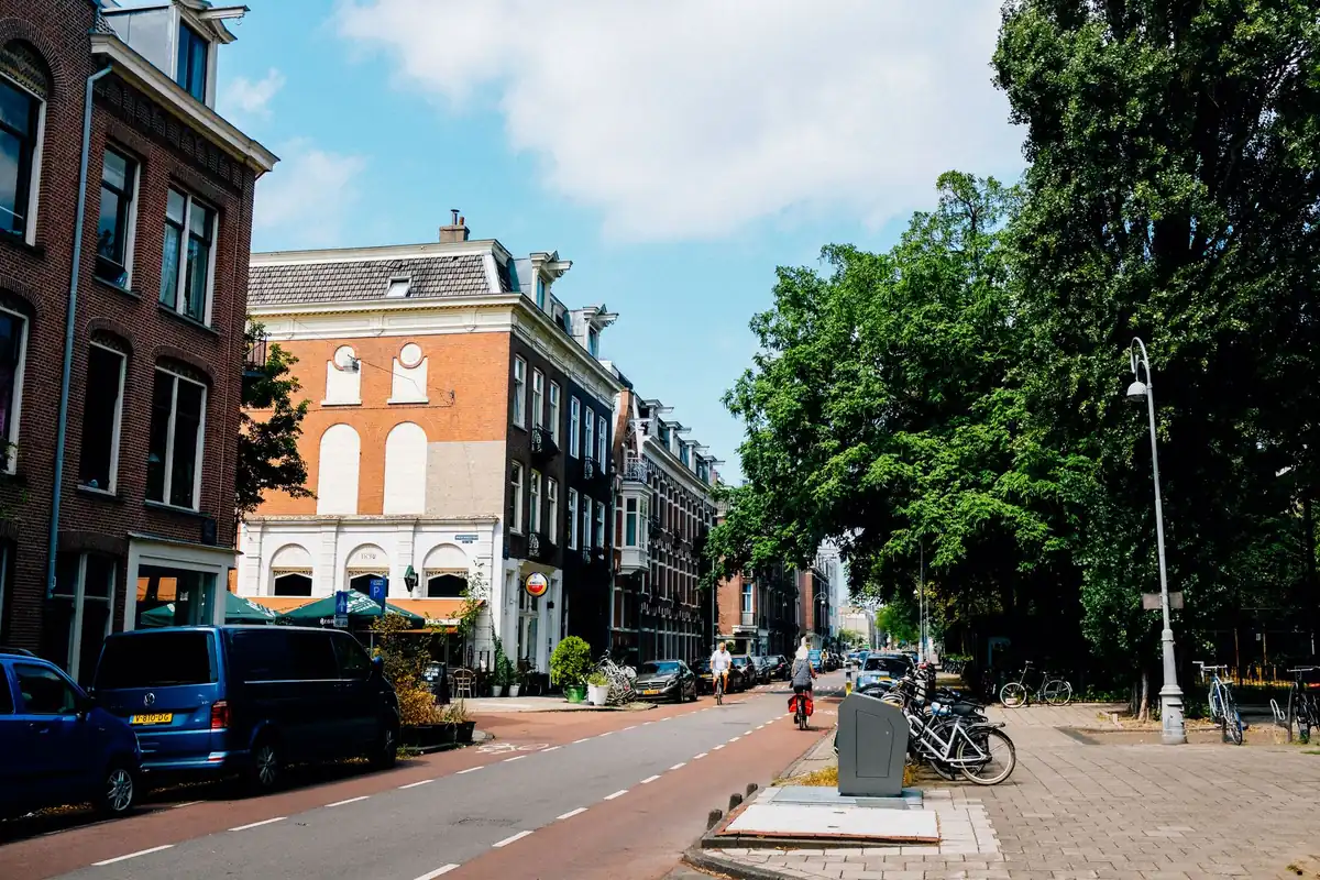 Eine niederländische Wohnstraße mit Backsteinhäusern und Fahrrädern