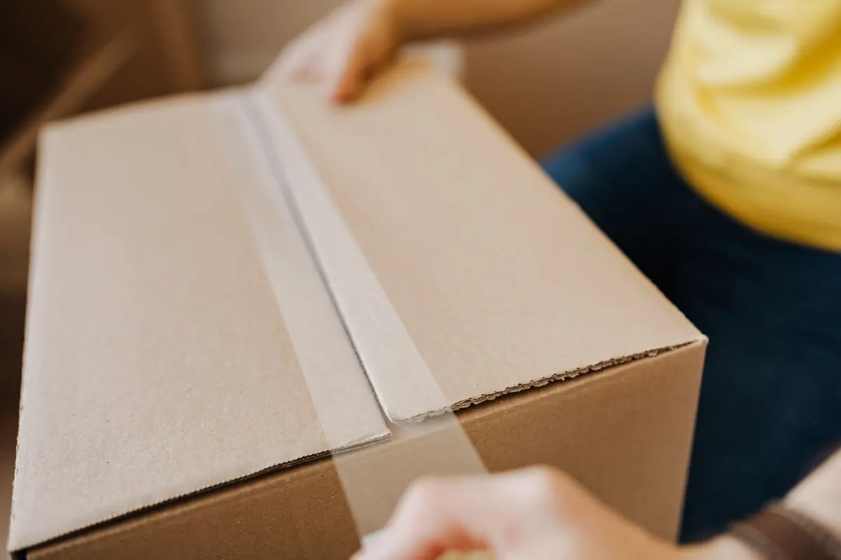 Ein stabiler Karton wird sorgfältig zusammengefaltet